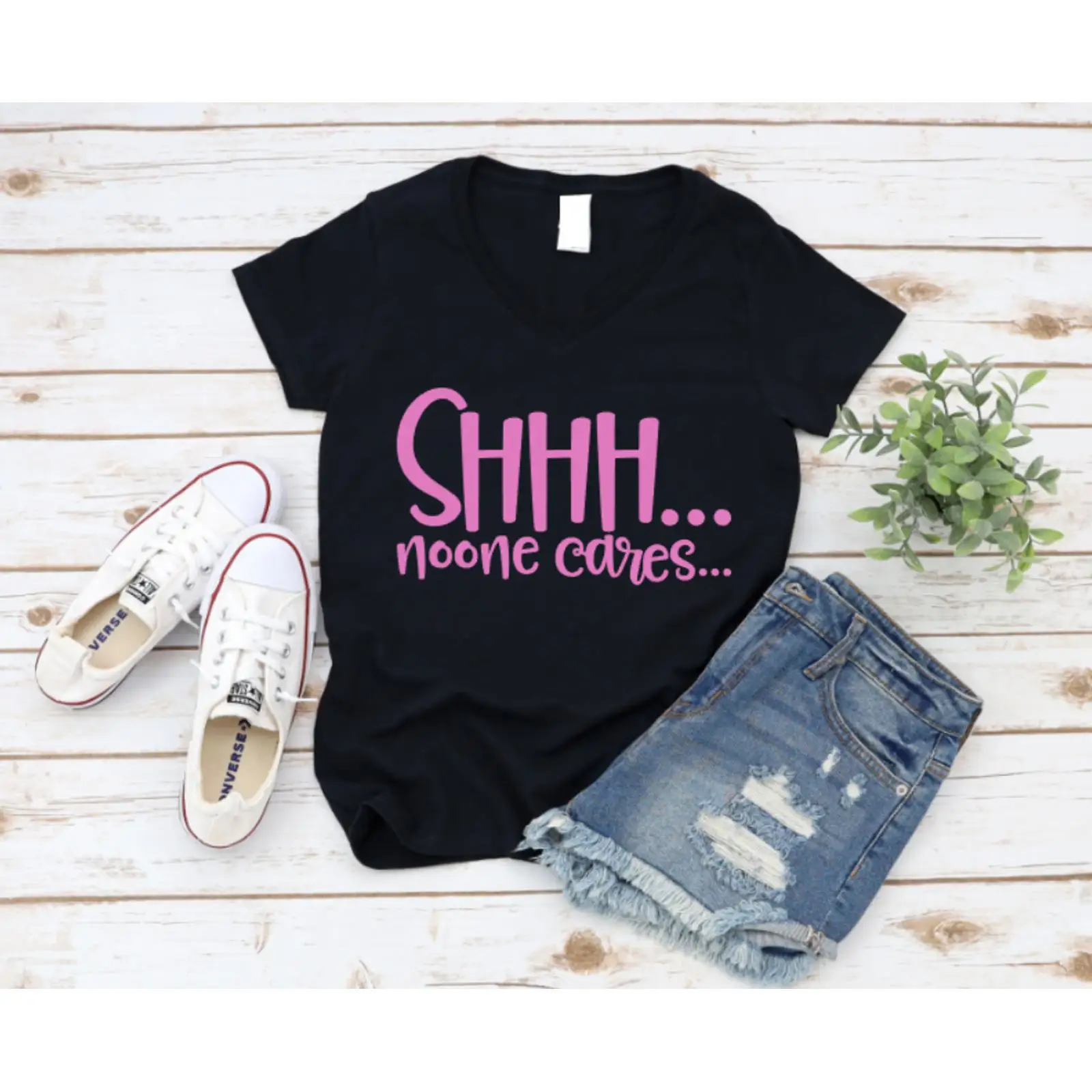 On Sneaker Care - T-shirt nera con scritta rosa 'SHHH
